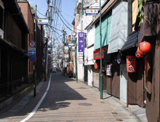 福砂屋本店横の船大工町通りも飲み屋さんが多い