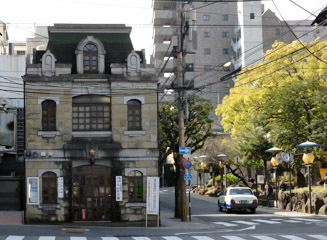 レトロな建物の丸山町交番 ※右は丸山公園