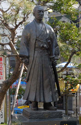 丸山公園にある坂本龍馬の像(平成21年11月に建立された)