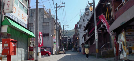 丸山本通り。右は長崎検番(検番とは芸者置屋さんの管理事務所)