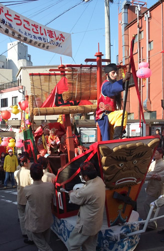 長崎ランタンフェスティバルのメーンイベントの一つである媽祖(まそ)行列