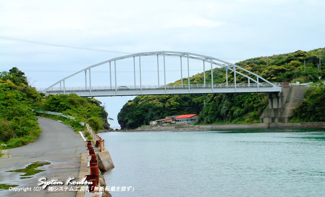 沖島と赤島の間の猫瀬戸に架かる赤島大橋（1980年5月完成）※左は赤島、右は沖島