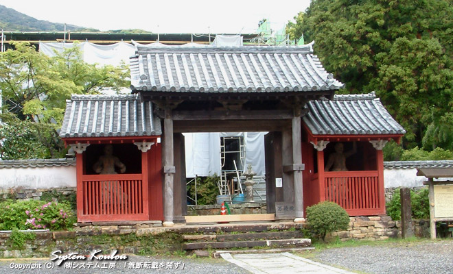 【万松院】元和元年(1615年)の創建当時のままの桃山式の正門と仁王像(対馬最古の建物)※本堂は工事を行っていた