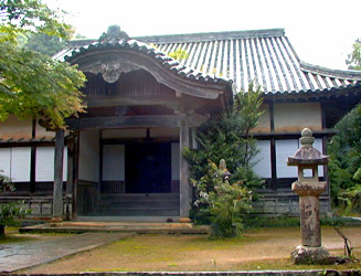 桃山式の山門(仁王像が両脇にある)