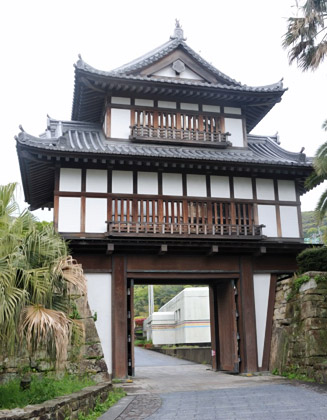 平成2年に再建された櫓門(やぐらもん)
