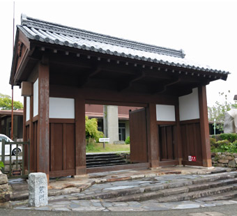 郷土資料館の入口にある旧桟原城門(通称:高麗門)