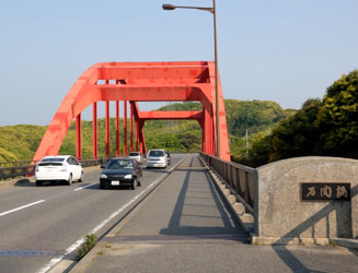 交通量の多い万関橋