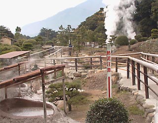 坊主地獄はいたるところより噴煙と熱泥が噴き上げる