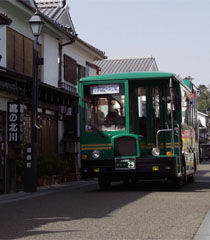 日田市内はレトロ風バスが巡回している
