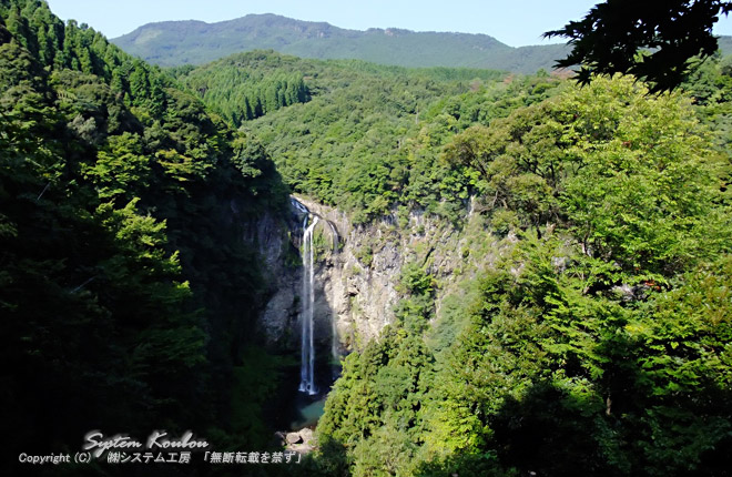 展望台からは遠くの山並みと滝の雄大な景色を見ることができる