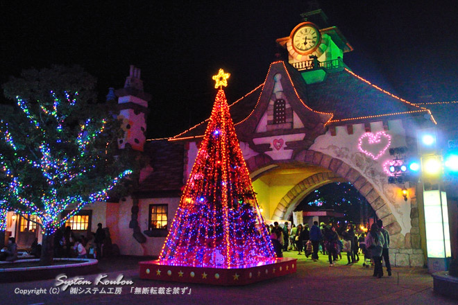 高さ5mのクリスマスツリーと時計台