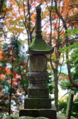 岩戸寺にある最古の国東塔（国指定重要文化財）中間に蓮華座があるのが国東塔の特色