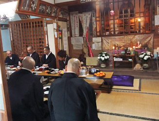 お斎(とき)本堂で僧侶や役付の村人たちが食事ををとる