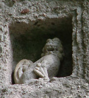 文殊仙寺（文珠仙寺）の奥の院そばの岩壁の穴にある狛犬？
