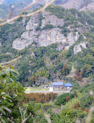 大岩壁を背に建つ無動寺(天念寺無明橋より望む)