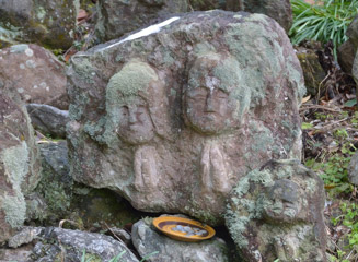 この地蔵石は近くの原内正勝さんがこつこつ彫ったもの