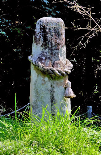 「佐田京石」のマウンド中央にある石柱