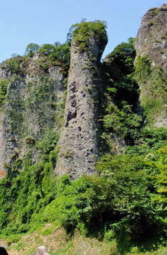 千年以上も昔より山岳仏教の修行場であったらしい