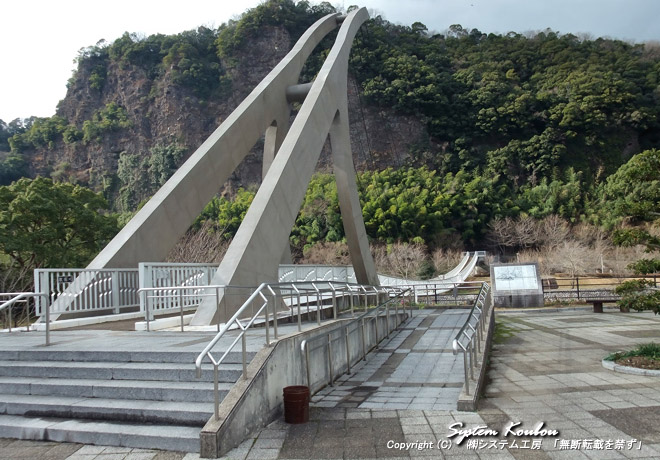 鷹栖つり橋は全長１３２mで県内最長の人道斜長橋で百間岩に飛び立とうとしている鷹の姿がイメージされているらしい