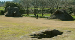 宇佐風土記の丘にある古墳の石棺跡と竪穴住居