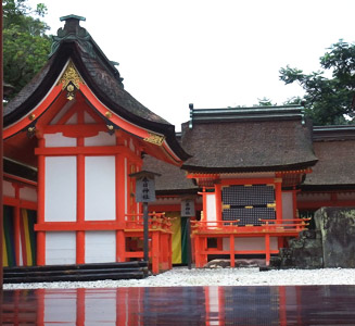 本殿そばにある（脇殿）春日神社と北辰神社