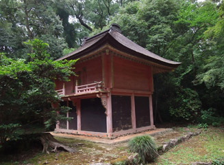 神門の横にある県指定重要文化財の高倉