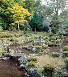 九州最古の庭園「満願寺庭園」がある