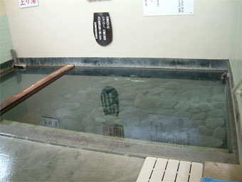 湯ぶねの底は丸い大きな石が敷き詰めてある