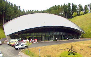 小国町にある杉を利用した体育館「小国ドーム」