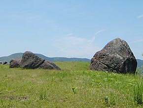 押戸石の丘の石は男女のシンボルに似ている