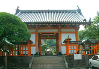 元禄十年(1697)に熊本藩三代藩主細川綱利によって建てられた速吸日女神社の総門