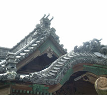 唐破風屋根を持つ速吸日女神社の拝殿と屋根瓦