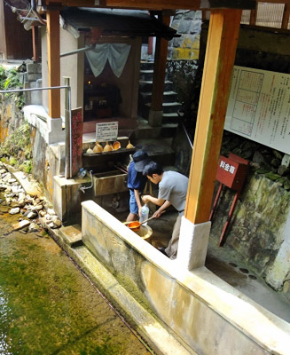 六ヶ迫川の傍にある鉱泉場(1.5リットル50円)