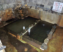水温１７℃の鉱泉の源泉