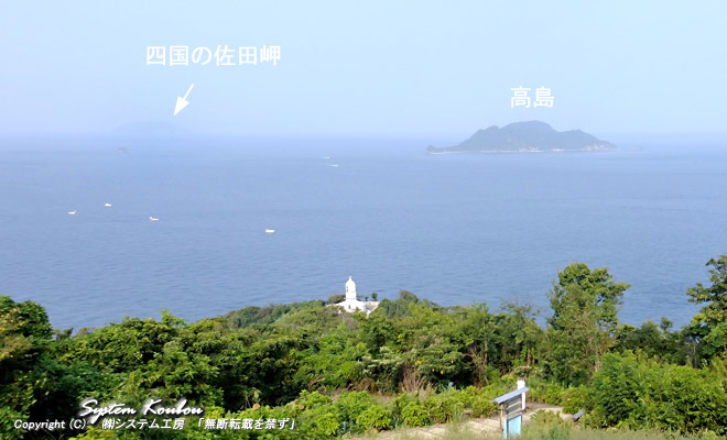 水面から約７０ｍの位置で点灯する関崎灯台と豊予海峡の海。四国の山々が薄っすら見える