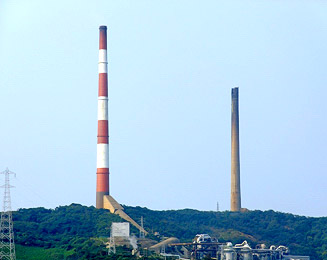 東洋一の高さを誇る日鉱金属の２本の煙突（佐賀関の大煙突：左・新煙突200m、右・旧煙突167m）