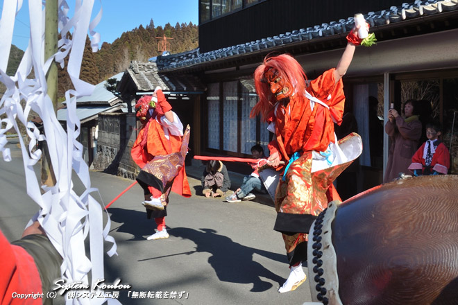 【14:52頃】  熊野神社の前で最後の舞を行う