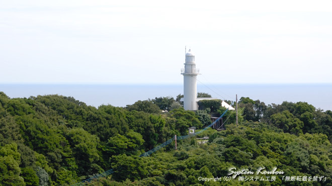 九州最東端の地に建つ鶴御埼灯台　（周辺はミュージアムパーク鶴御崎と言い、公園化されています）
