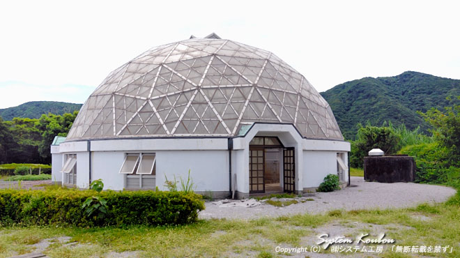 丹賀砲台跡にはドームが造られ周辺は丹賀砲台公園になっている