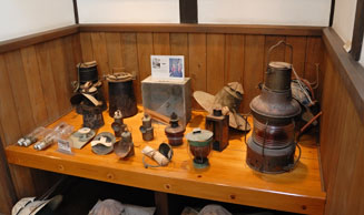 昔に使用したランプや古い漁具の展示もある