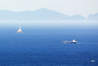 展望台から見る「水ノ子島灯台」と四国の山々