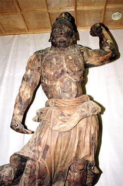 神角寺の仁王像（国の重要文化財）