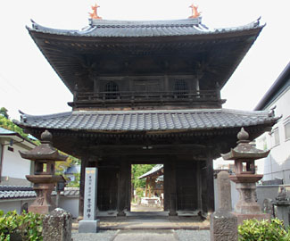 豊音寺の二重門(1849年建立で江戸時代後期の代表作品で県下でもめずらしい)