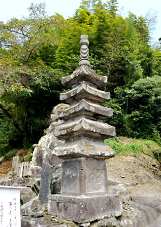 満月寺の五重塔（鎌倉末期の正和四年（1315)の作