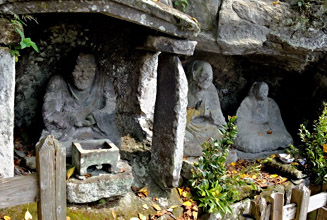左は蓮城法師像（れんじょうほうしぞう）、右は真名長者夫婦像（まなのちょうじゃふさいのぞう）で石の肖像としては日本最古のもの（室町時代の作）