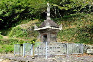 高さ4m10cm で日本一大きい鎌倉中期の作の法篋印塔（ほうきょういんとう）　※国の重要文化財