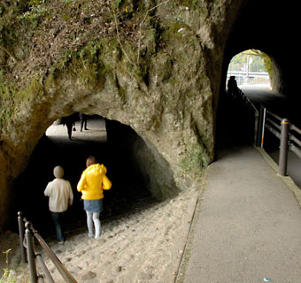 青の洞門と競秀峰