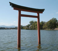 薦神社のそばの三角池に建つ鳥居