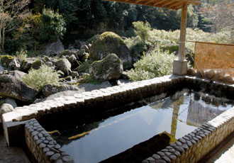 若山温泉の素朴な露天風呂（混浴）