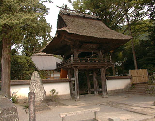 湯布院にある茅葺きの山門が落着いた風情の佛山寺